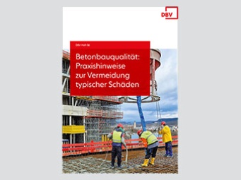 Titelbild einer Fachpublikation des Deutschen Beton- und Bautechnik-Vereins (DBV). Im Vordergrund eine Baustellenszene: Drei Bauarbeiter in Sicherheitskleidung arbeiten an einem Betondeckeneinbau unter Verwendung eines Betonierkrans. 