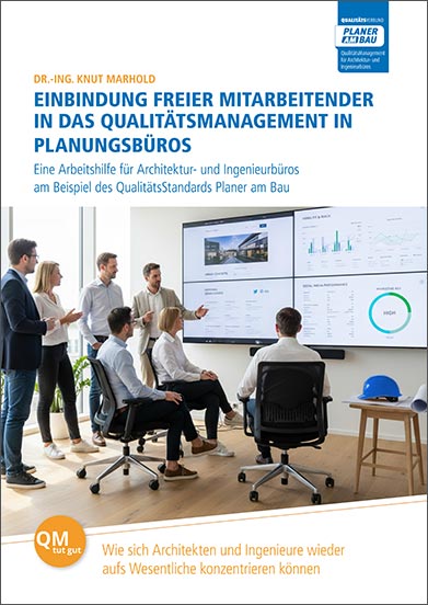 Titelbild eines E-Books. Sieben Personen in Businesskleidung diskutieren vor einer Wand, auf der Präsentationen, Diagramme und Grafiken zu sehen sind. Oben der Titel: „Einbindung freier Mitarbeitender in das Qualitätsmanagement in Planungsbüros“. 