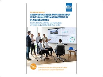 Titelbild eines E-Books. Sieben Personen in Businesskleidung diskutieren vor einer Wand, auf der Präsentationen, Diagramme und Grafiken zu sehen sind. Oben der Titel: „Einbindung freier Mitarbeitender in das Qualitätsmanagement in Planungsbüros“. 