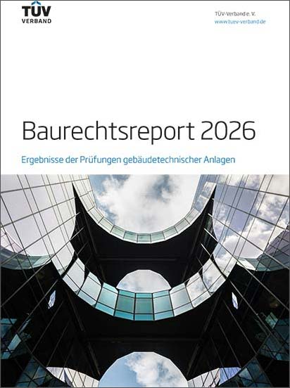 Textbild, Titelblatt eines Berichts: oben TÜV-Logo und Kontaktdaten, mittig großer Titel „Baurechtsreport 2026“ mit Unterzeile „Ergebnisse der Prüfungen gebäudetechnischer Anlagen“. Darunter symmetrische Architekturansicht eines Gebäudes mit vielen, teilweise runden Fenstern und kreisförmiger Glaskuppel. 