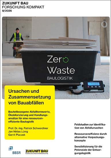 Titelbild einer Studie: Im Vordergrund steht eine schwarze Kunststoffwanne mit aufgestapelten Bauplatten auf einer Bodenwaage, rechts daneben digitale Anzeige mit Gewichtswert. Auf der Wanne steht „Zero Waste Baulogistik“. Unten links gelbe Textfeld mit Titel und Untertitel der Studie. Im Hintergrund Innenraum einer Baustelle mit arbeitender Person. 
