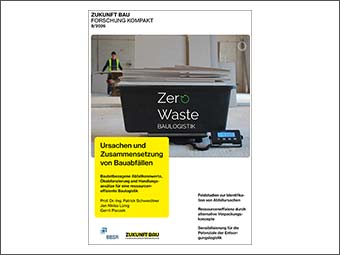 Titelbild einer Studie: Im Vordergrund steht eine schwarze Kunststoffwanne mit aufgestapelten Bauplatten auf einer Bodenwaage, rechts daneben digitale Anzeige mit Gewichtswert. Auf der Wanne steht „Zero Waste Baulogistik“. Unten links gelbe Textfeld mit Titel und Untertitel der Studie. Im Hintergrund Innenraum einer Baustelle mit arbeitender Person. 