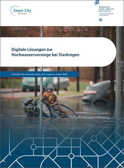 Titelseite einer Publikation: Oben weißer Bereich mit Logos von „Smart City Dialog“ und dem Bundesministerium für Wohnen, Stadtentwicklung und Bauwesen. Darunter Textfeld „Digitale Lösungen zur Hochwasservorsorge bei Starkregen. Im Hintergrund Bild einer überfluteten Straße mit einem teilweise im Wasser stehenden Fahrrad und Auto und teilweise darüber liegendem grafischem Liniennetz. 