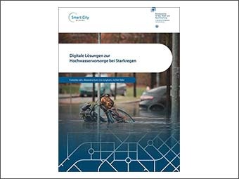 Titelseite einer Publikation: Oben weißer Bereich mit Logos von „Smart City Dialog“ und dem Bundesministerium für Wohnen, Stadtentwicklung und Bauwesen. Darunter Textfeld „Digitale Lösungen zur Hochwasservorsorge bei Starkregen. Im Hintergrund Bild einer überfluteten Straße mit einem teilweise im Wasser stehenden Fahrrad und Auto und teilweise darüber liegendem grafischem Liniennetz. 