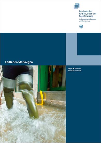 Titelblatt einer Broschüre „Leitfaden Starkregen“ mit Foto der unteren Hälfte einer Person in hohen Gummistiefeln auf einer überfluteten Straße 