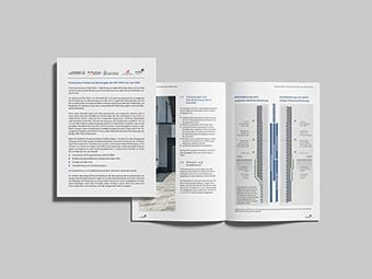 Vor einem grauen Hintergrund liegen ein broschürenartiges Printprodukt, das einmal zugeklappt ist, sodass man nur das Deckblatt mit Text sieht und ein geöffnetes Broschürenheft mit Textblöcken, Fotos und einer vertikalen Grafik. (ALT-Text mithilfe von KI erstellt) 
