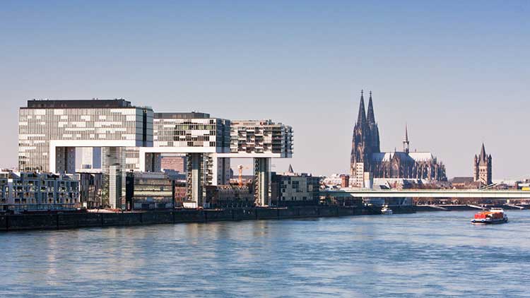 Das Bild zeigt den Rheinauhafen und den Kölner Dom im Hintergrund. 