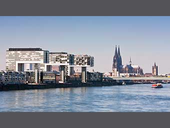 Das Bild zeigt den Rheinauhafen und den Kölner Dom im Hintergrund. 