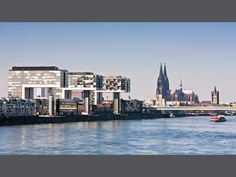 Das Bild zeigt den Rheinauhafen und den Kölner Dom im Hintergrund. 