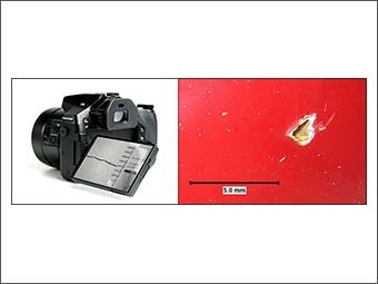 Collage: Links Foto einer Digitalkamera, rechts Vergrößerung einer Beschädigung an einer roten Oberfläche. 